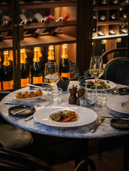 Client Image: Aura Table